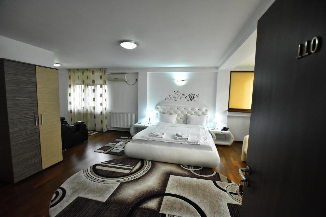 Hotel Euphoria Craiova Buitenkant foto