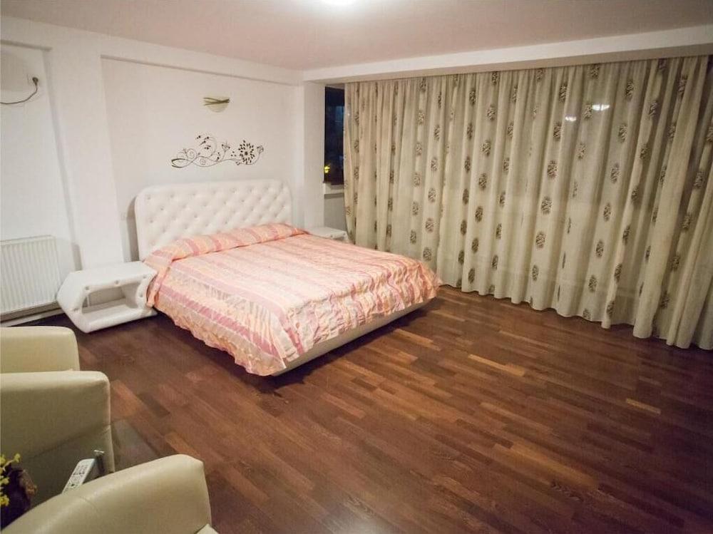 Hotel Euphoria Craiova Buitenkant foto